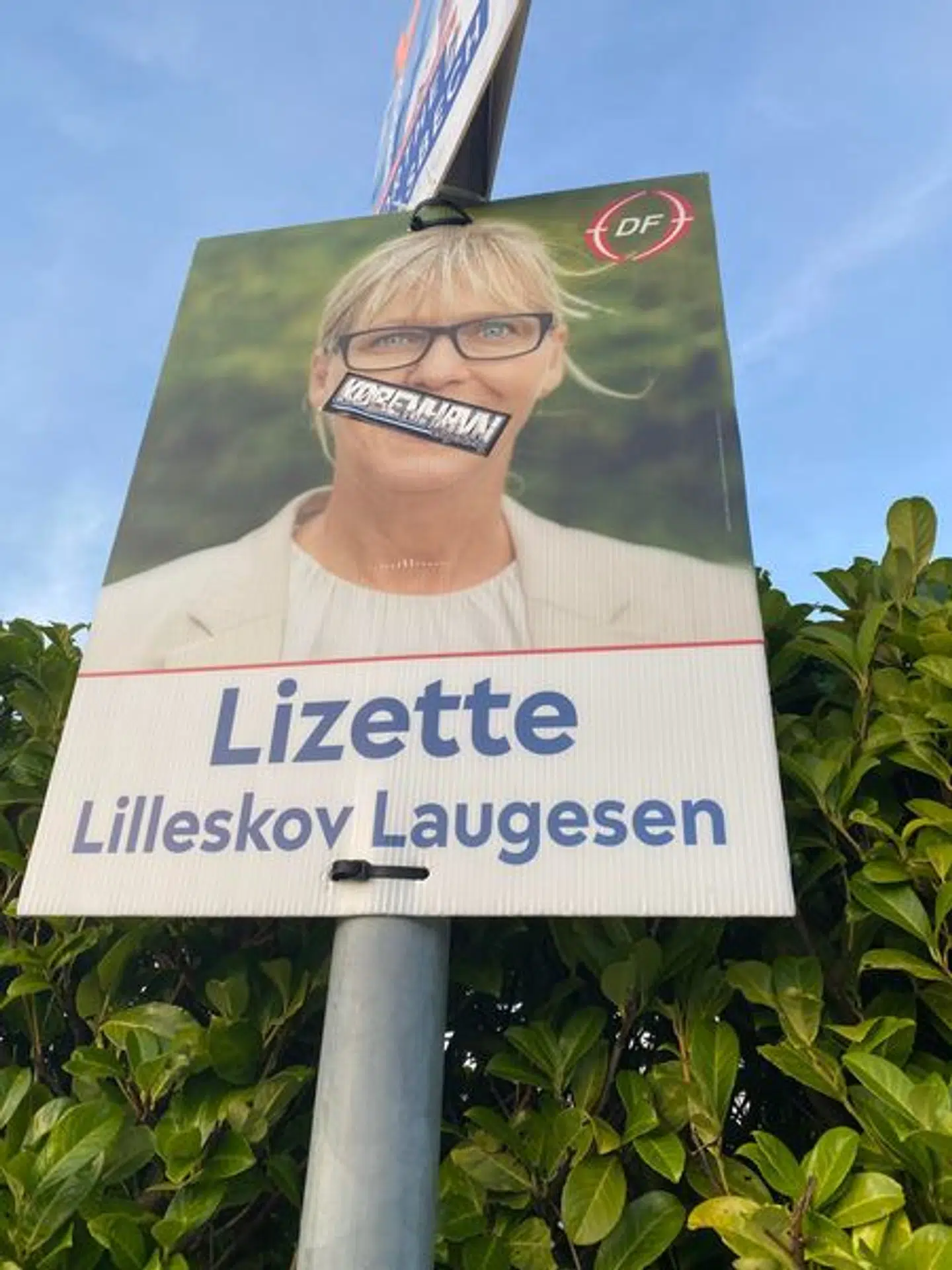 Lizette Lilleskov Laugesen har også fået et klistermærke for munden.