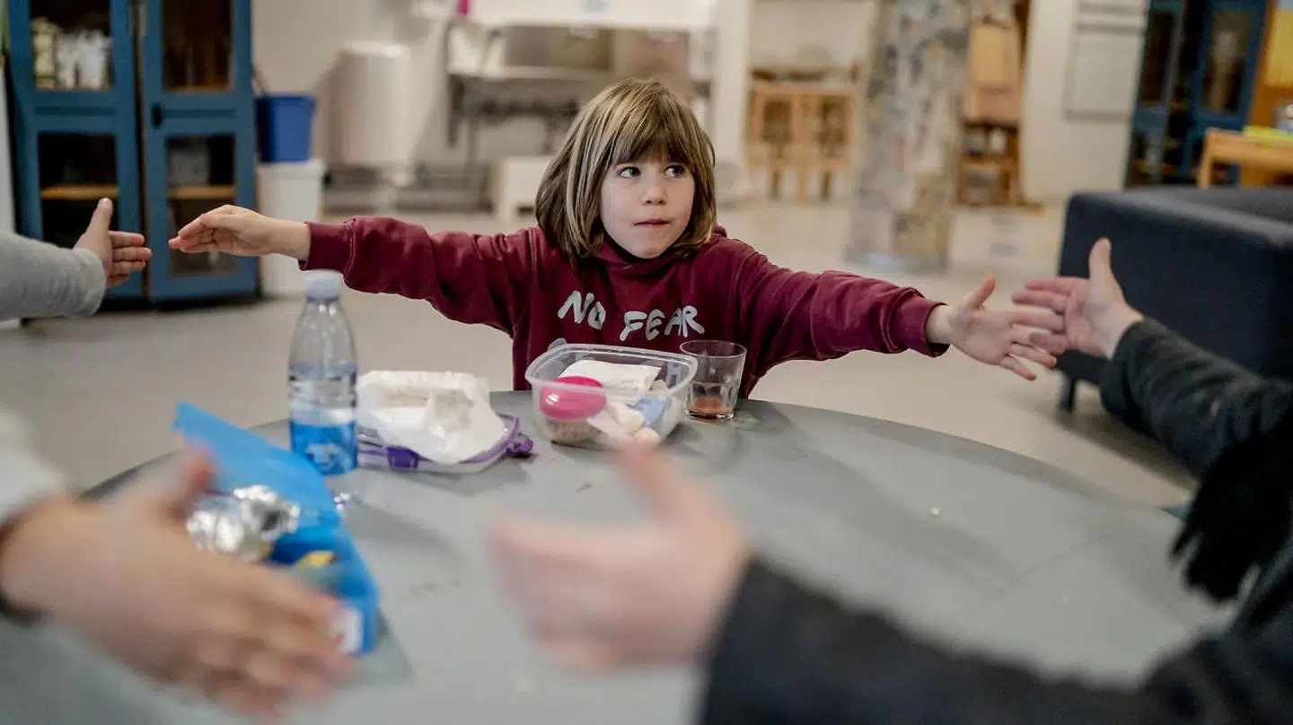 Efter endnu en coronanedlukning er de mindste børn tilbage i skolen i februar 2021. Rasmus fra 1. blå på Hellerup Skole øver den nye regel: Alle skal sidde med en armslængde mellem sig, når de er indenfor.