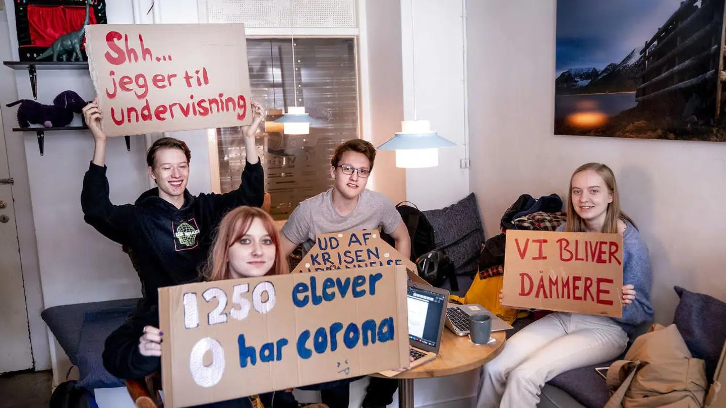 En række gymnasielever demonstrerede i april 2021 mod lokale skolenedlukninger.