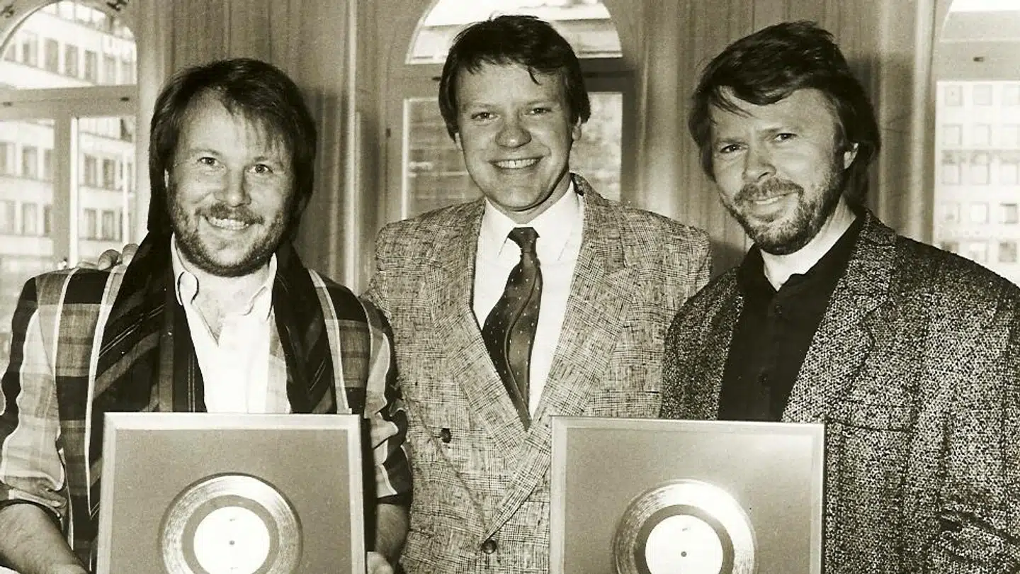 På selskabet Polars kontor i Stockholm hvor Björn og Benny får overrakt en sølvplade af Jerry Ritz for singlen 'One Night in Bangkok'.