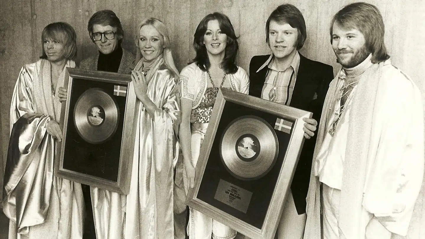 Da ABBA i 1977 spiller i Brøndby Hallen modtager de en guldplade for 250.000 solgte eksemplarer af albummet 'Greatest Hits'. Jerry Ritz står til højre mellem Anni-Frid og Benny Anderson.