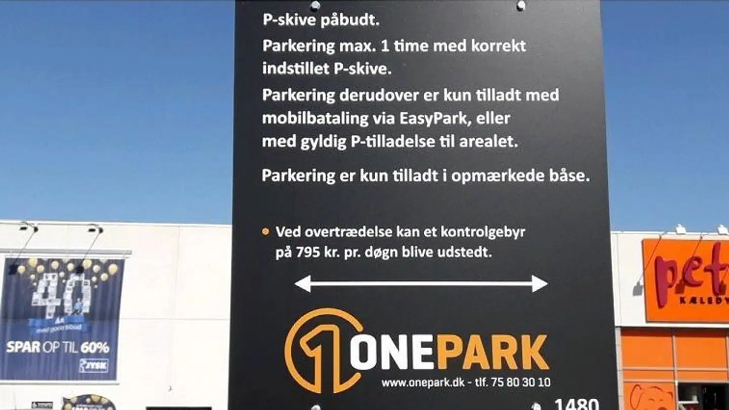 Parkeringsskiltet her stod foran Jysk i Odense C i 2019, hvor Sven Panch Pedersen fik en bøde for at standse. Som det fremgår, står der ikke noget om standsning.