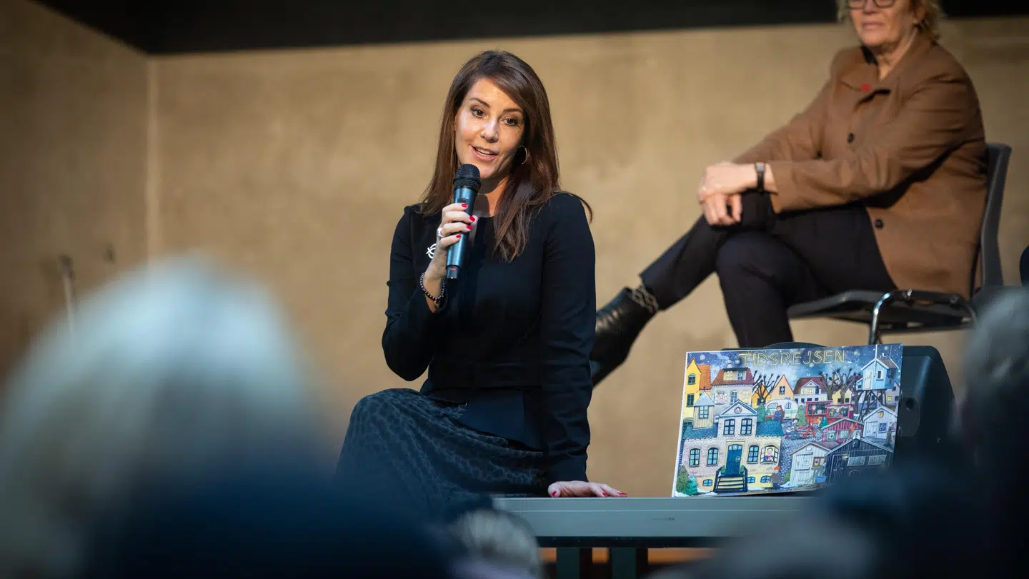 Prinsesse Marie fortalte eleverne på skolen om sine mange rejser.»Og det er ikke altid nemt at møde børn, som har det svært. Men det er noget, jeg oplever hver eneste gang. Prøv at se, de var så søde – eller de er så søde,« sagde hun.