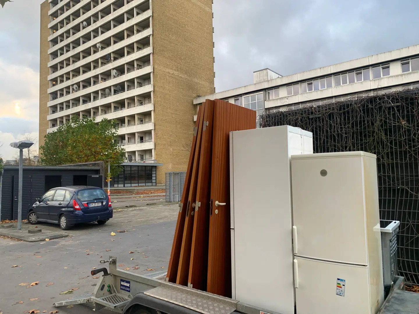 Inden selve nedrivningen går i gang, skal hvidevarer og løst inventar fjernes fra bygningerne. Den del er allerede i gang.Foto: Jens Anton Havskov