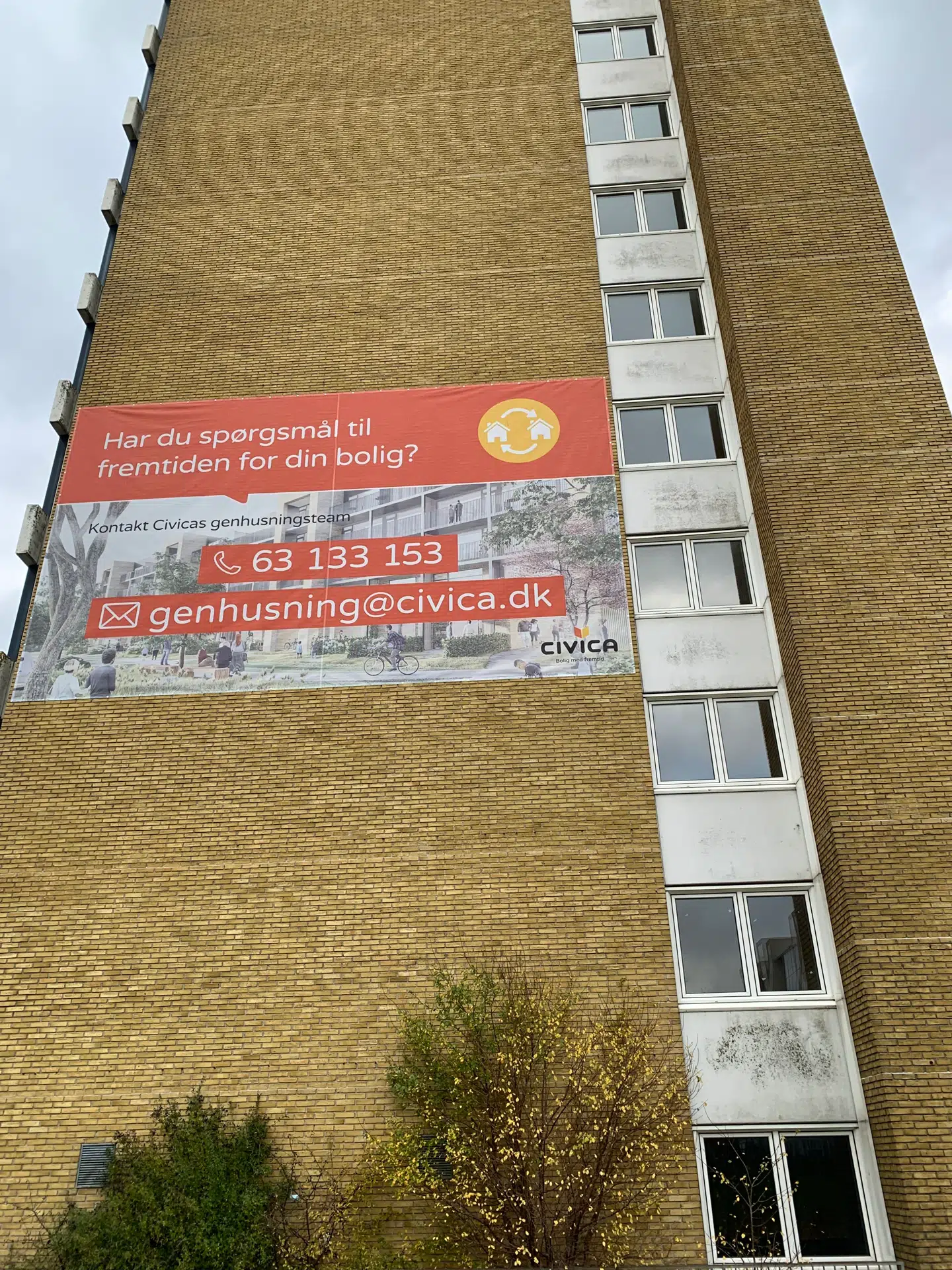 »Det var en sorgens dag, da det banner kom op. For så blev det hele endnu mere realistisk,« siger Janni Filskov, som bor i blokken lige ved siden af.Foto: Jens Anton Havskov