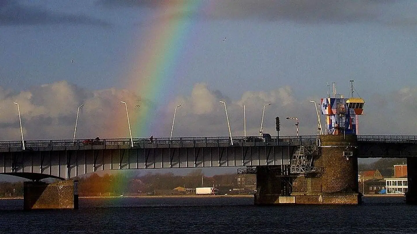 Fra havnefronten i Aalborg kan man kigge ud over vandet og Limfjordsbroen.