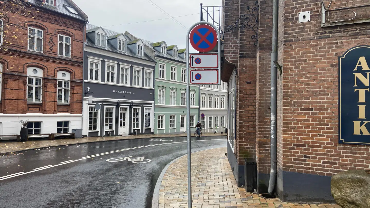 Forbudstavlen på Klaregade betyder, at man ikke må gøre ophold i sin bil på gaden. Og det sætter altså begrænsninger for Karin Christiansen. Foto: Amanda Kieler Andersen.
