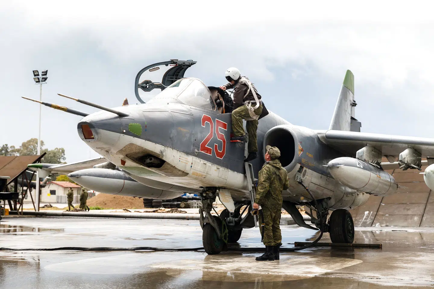 En russisk fly fotograferet på en base i Syrien i 2016. I den periode solgte et dansk selskab enorme mængder af brændstof til fly. Køberen var et russisk selskab, der var agent for den russiske flåde. Produkterne endte i Syrien i strid med et EU-forbud, hævder anklagemyndigheden i en usædvanlig straffesag i Retten i Odense. (Arkivfoto) Vadim Grishankin/Ritzau Scanpix