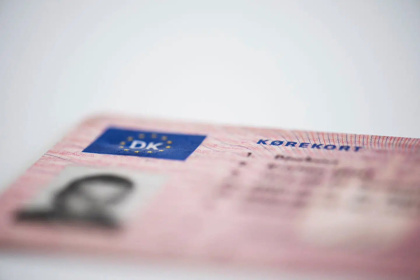 Den 33-årige mand risikerer at skulle vente længe på igen at måtte komme til køreprøve, efter han i sommer gik til angreb på den køreprøvesagkyndige ved en teoriprøve.