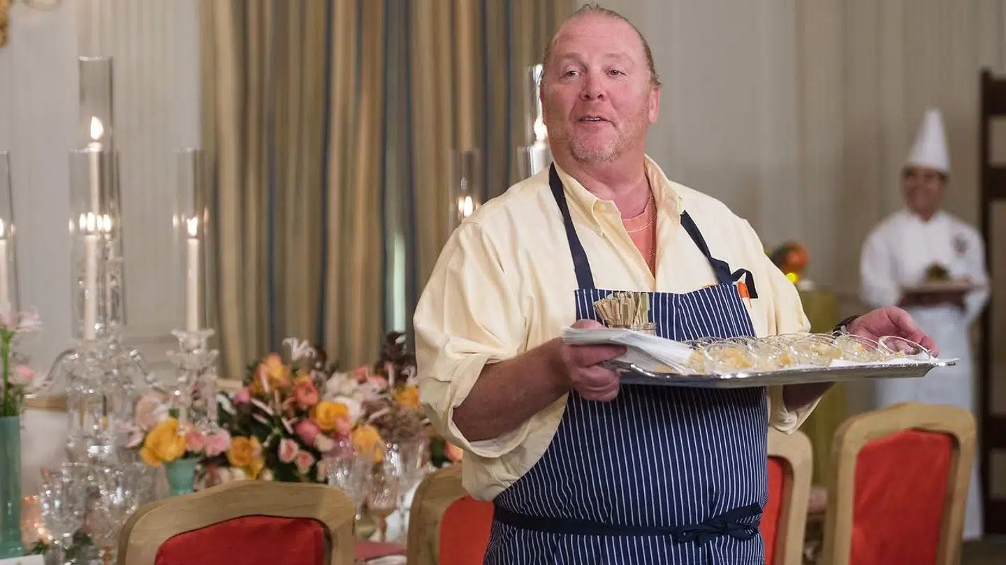 Stjernekokken Mario Batali serverer her til en statsmiddag i Det Hvide Hus i 2016.