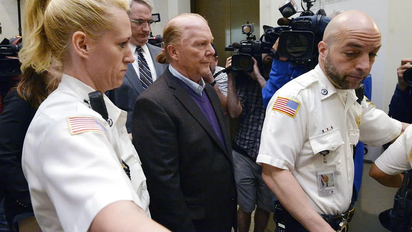 Her føres den amerikanske stjernekok Mario Batali ud fra retten efter sin høring tirsdag.