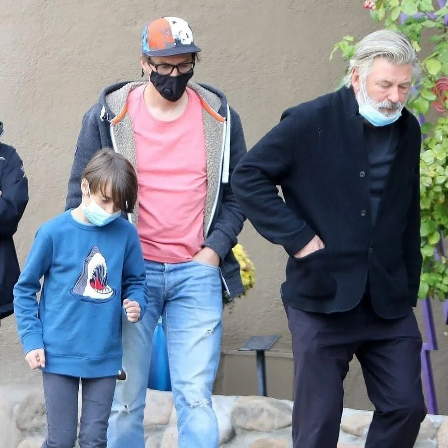 Alec Baldwin mødtes med Matthew Hutchins og sønnen Andros. De omfavnede hinanden og fulgtes til mindehøjetidligheden for deres afdøde kollega, kone og mor.