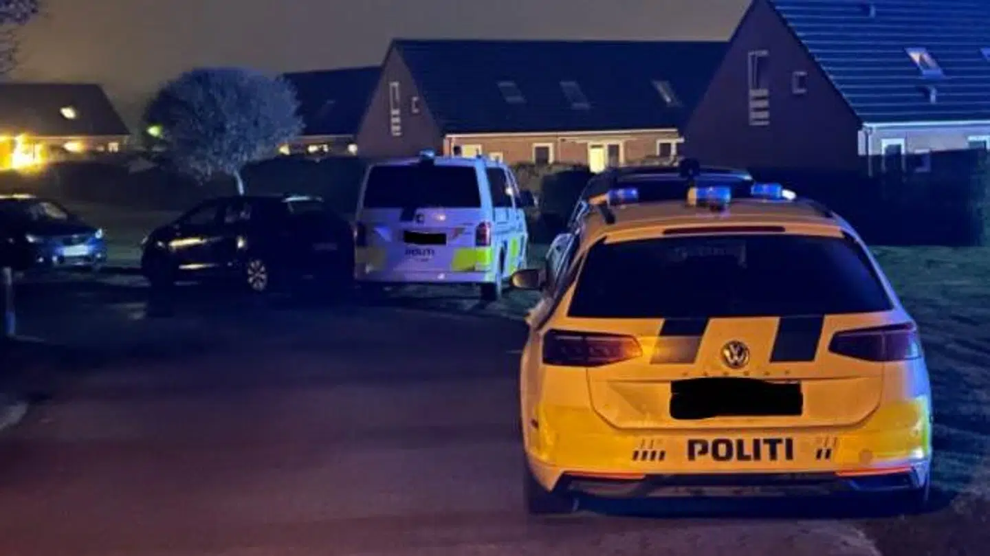 Både beredskabet og politiet var talrigt til stede til en brand i Odense SV. Foto: Presse-fotos.dk.