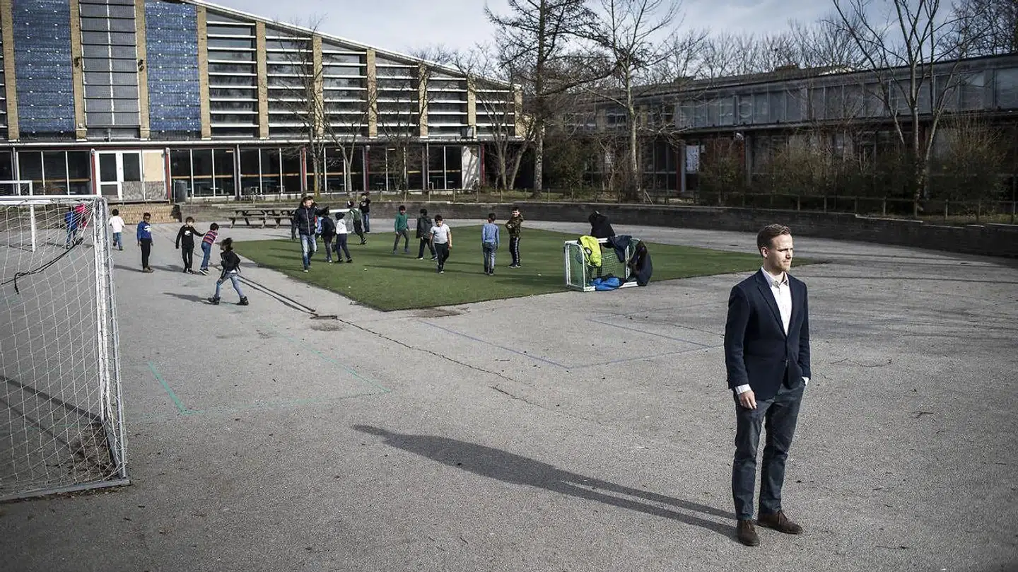 Smitteudviklinmgen i Tingbjerg har betydet, at Tingbjerg Skjoles omtrent 800 elever ikke må blande sig på vtærs af klasserne og klassetrinene. Den klasseopdelte skoledag er et flere tiltag på skolen, der skal dæmme op for smitten. På billedet ses skoleleder Marco Damgaard i forgrunden. Arkivfoto.