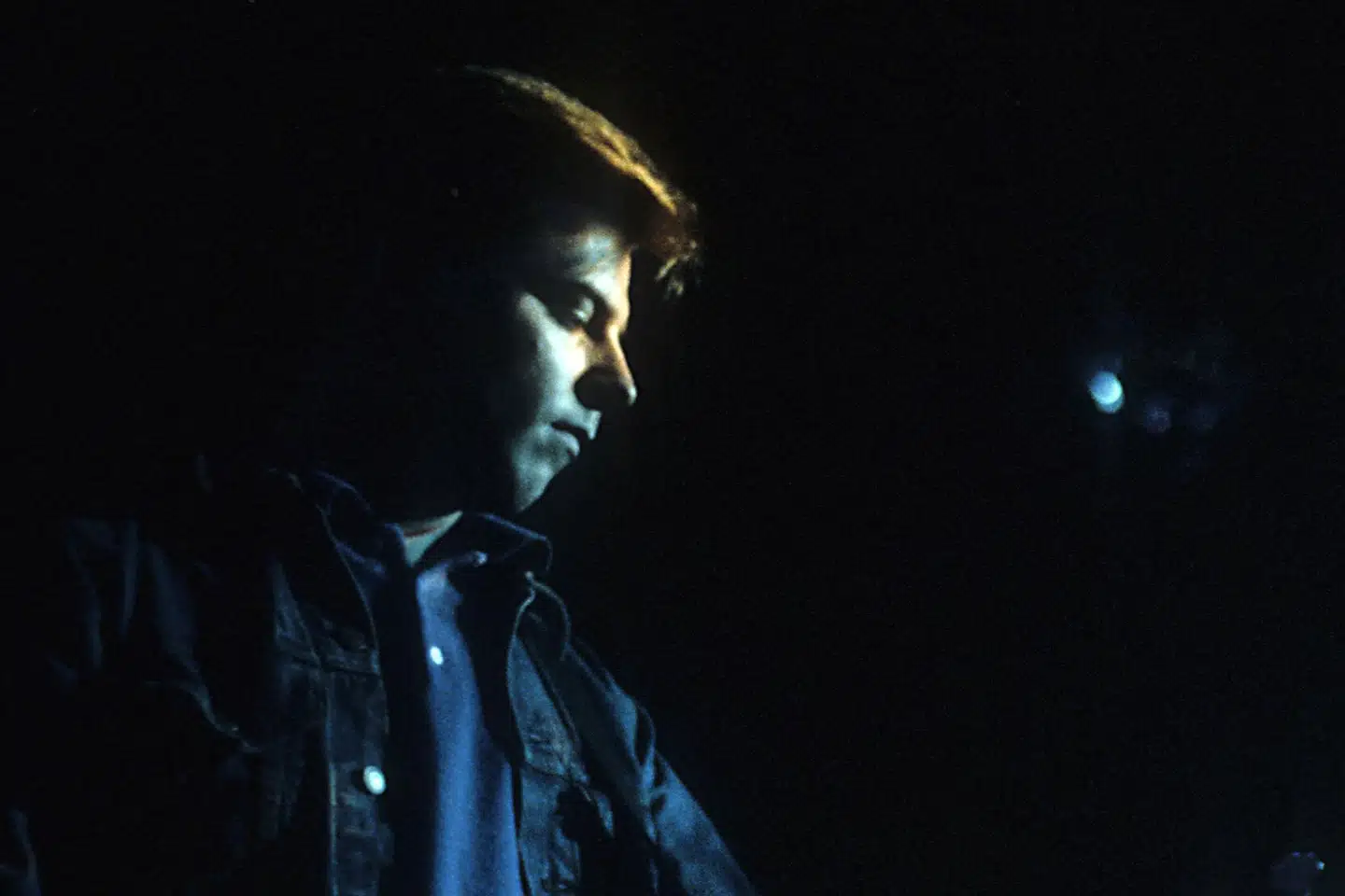 Andy Rourke, tidligere bassist i The Smiths, er død af kræft. Her ses han fra en The Smith-koncert i London i juni 1984. (Arkivfoto). Rudi Keuntje/Geisler-Fotopress/Ritzau Scanpix