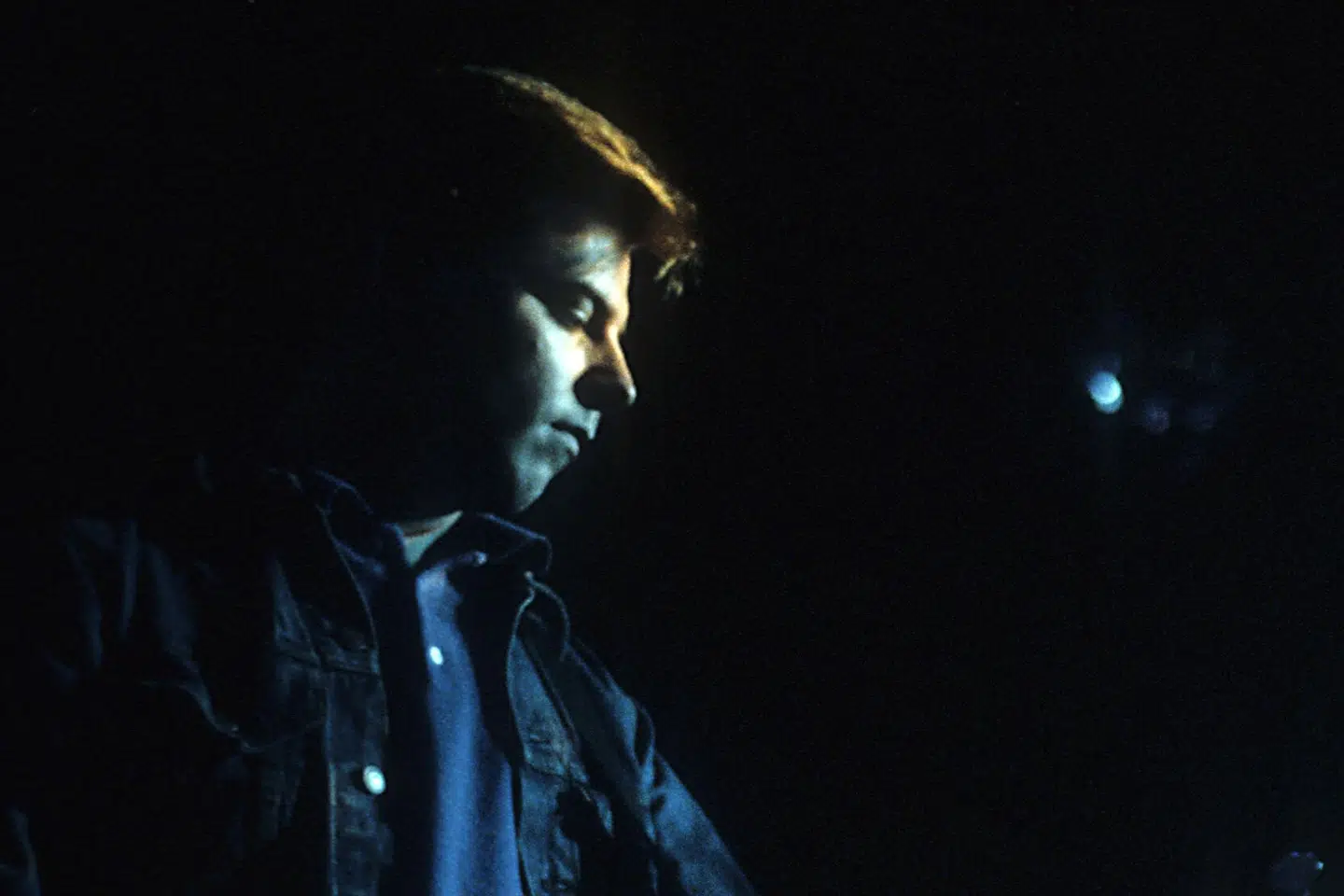 Andy Rourke, tidligere bassist i The Smiths, er død af kræft. Her ses han fra en The Smith-koncert i London i juni 1984. (Arkivfoto). Rudi Keuntje/Geisler-Fotopress/Ritzau Scanpix