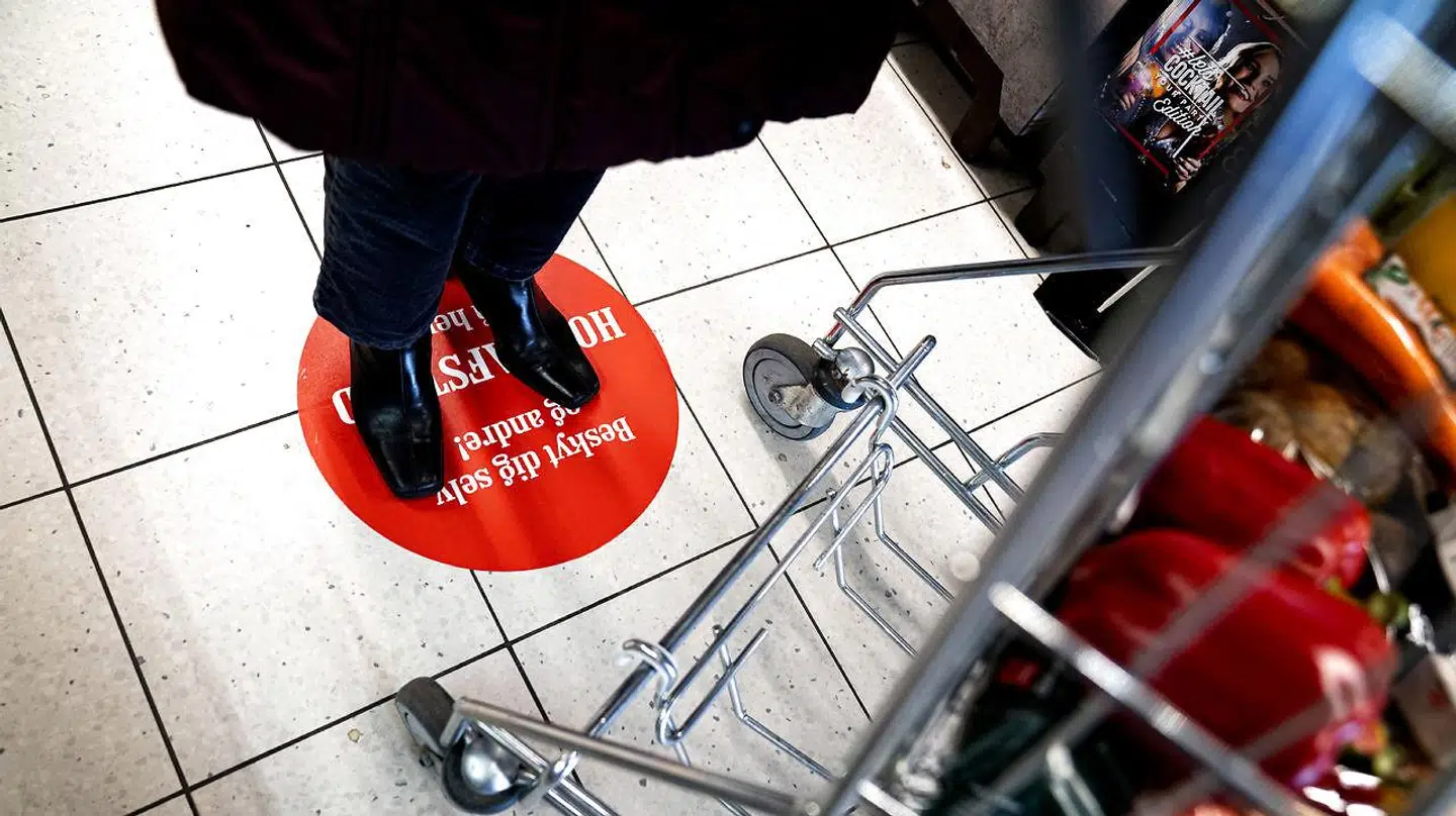 Afstandsmarkeringer eksisterer fortsat i supermarkederne og kan være med til at forhindre smitte mellem mennesker.