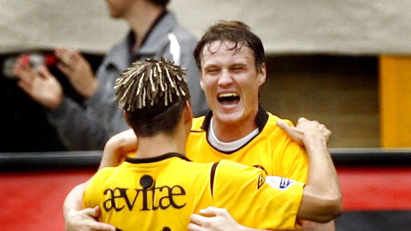 Efter tiden i AaB levede Andres Oper en omskiftelig fodboldtilværelse. Først over Rusland og Torpedo Moskva, siden et mindre succesfuldt opholdt i Kina og Shanghai, mens han blomstrede i Roda i Holland, hvor han hér jubler over en scoring.