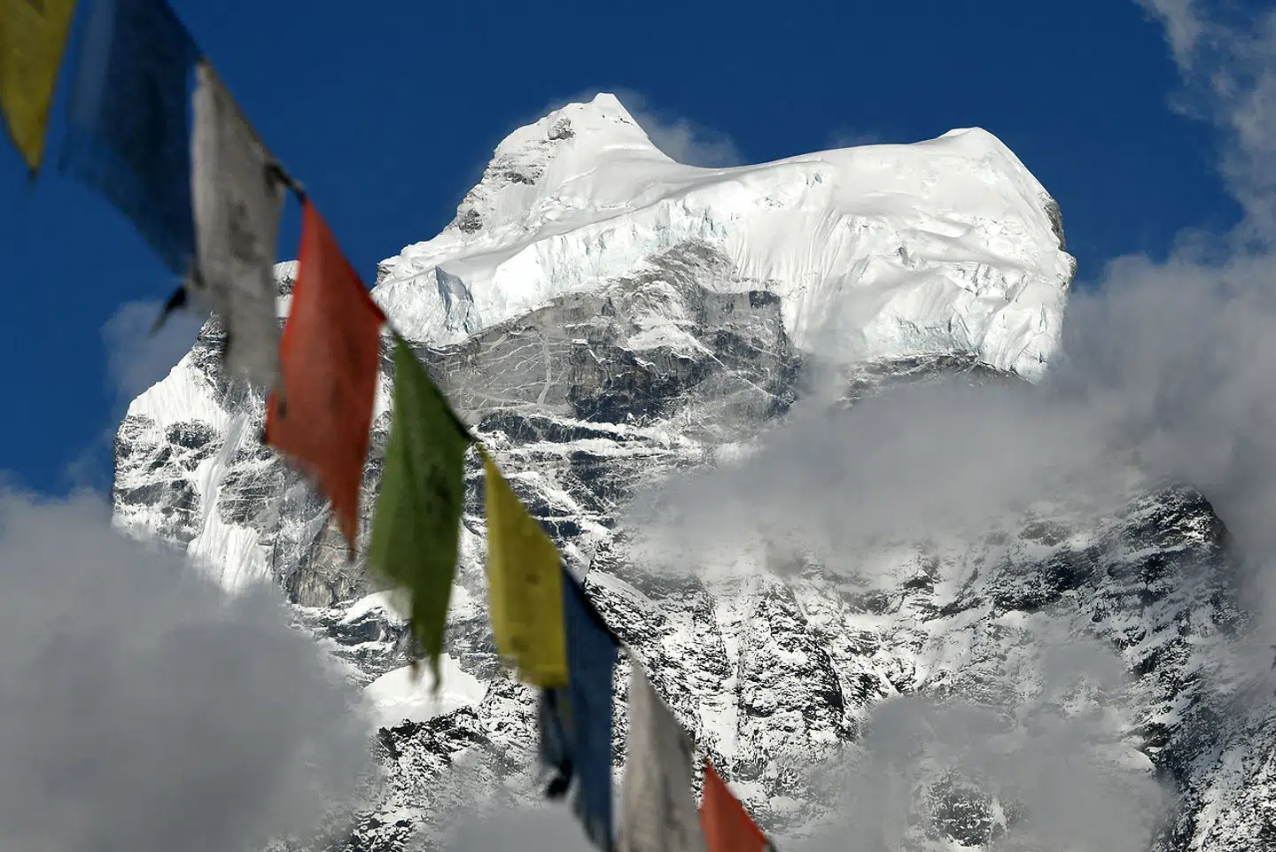 Her se i baggrunden Mount Kangtega (højde 6.782 meter) i Himalaya.