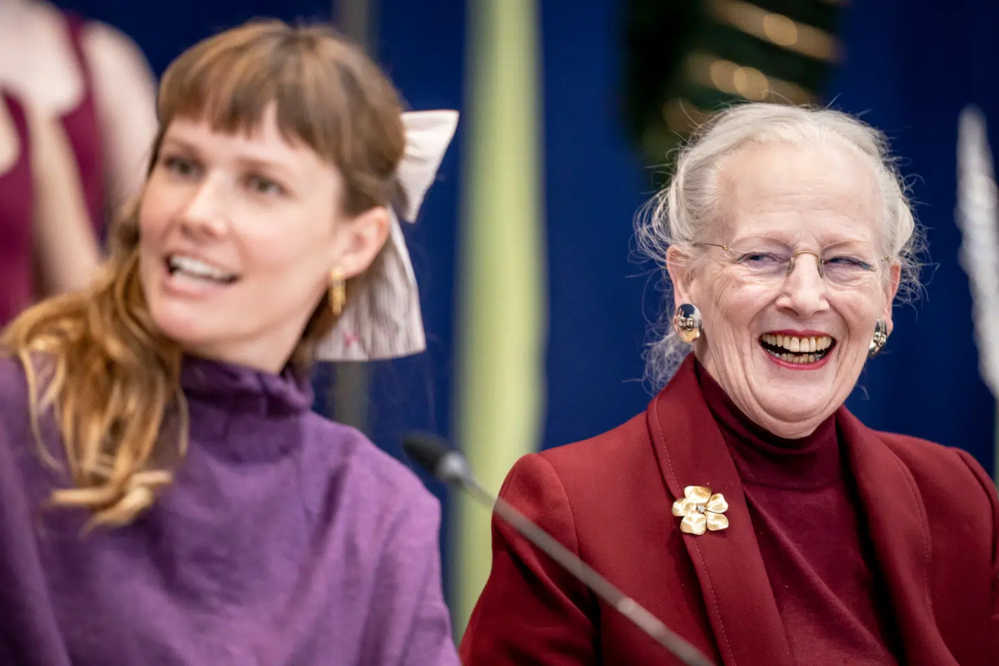 Dronning Margrethe sammen med Oh Land, som har stået for musikken i forestillingen.