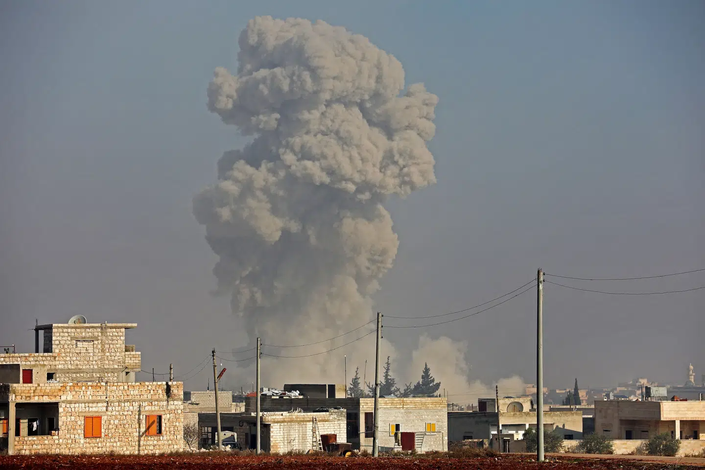 Rusland trådte ind på regimets side i borgerkrigen i Syrien i efteråret 2015. Kort efter begyndte et dansk selskab at levere brændstof til fly til et russisk selskab. Leverancerne fandt sted i Grækenland, Tyrkiet og på Cypern. Handlerne har ført til en straffesag ved Retten i Odense. Billedet er taget i 2019 efter et formodet russisk luftangreb i 2019. (Arkivfoto) Omar Haj Kadour/Ritzau Scanpix