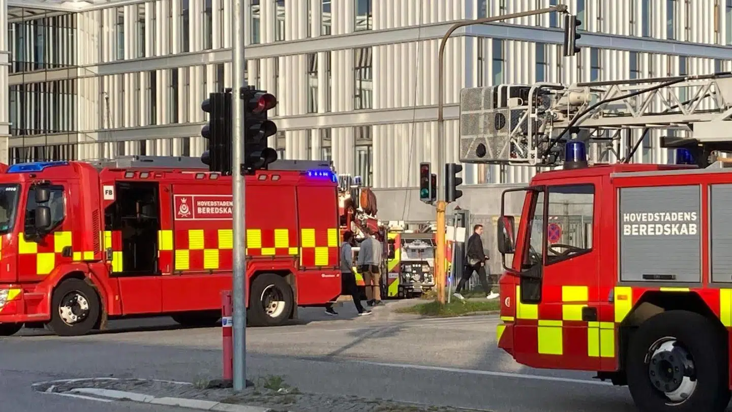 Hovedstadens Beredskab er tilstede ved Hvidovre Hospital med blandt andet seks slukningskøretøjer og en drone.