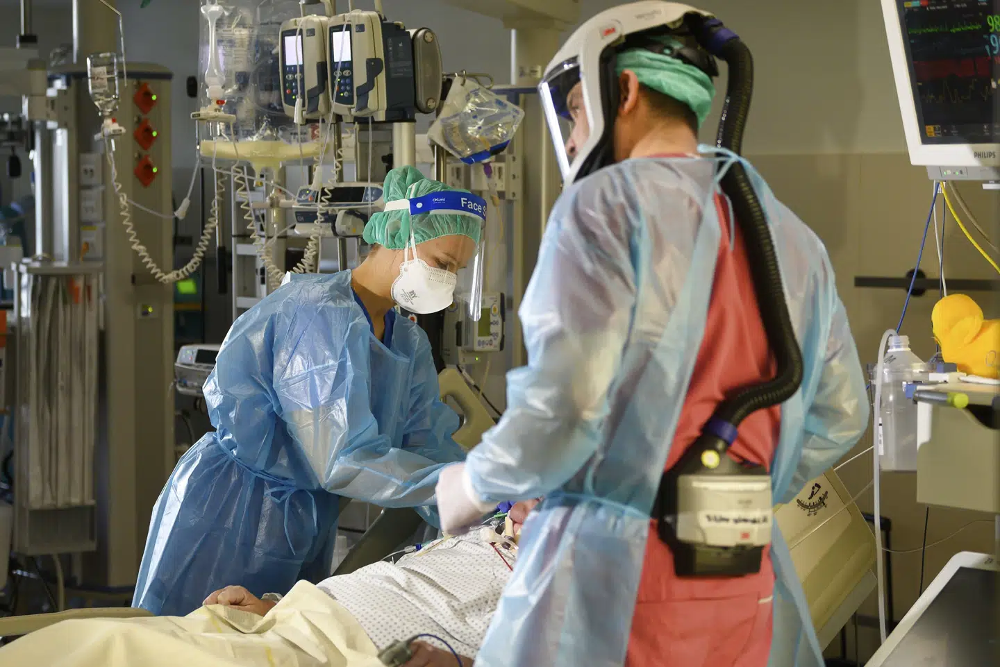 En intensivafdeling på Dresdens kommunehospital behandler en svært syg coronapatient. Den tyske regering slår alarm over den fjerde bølge med covid-19, som har ramt landet. Robert Michael/Ritzau Scanpix