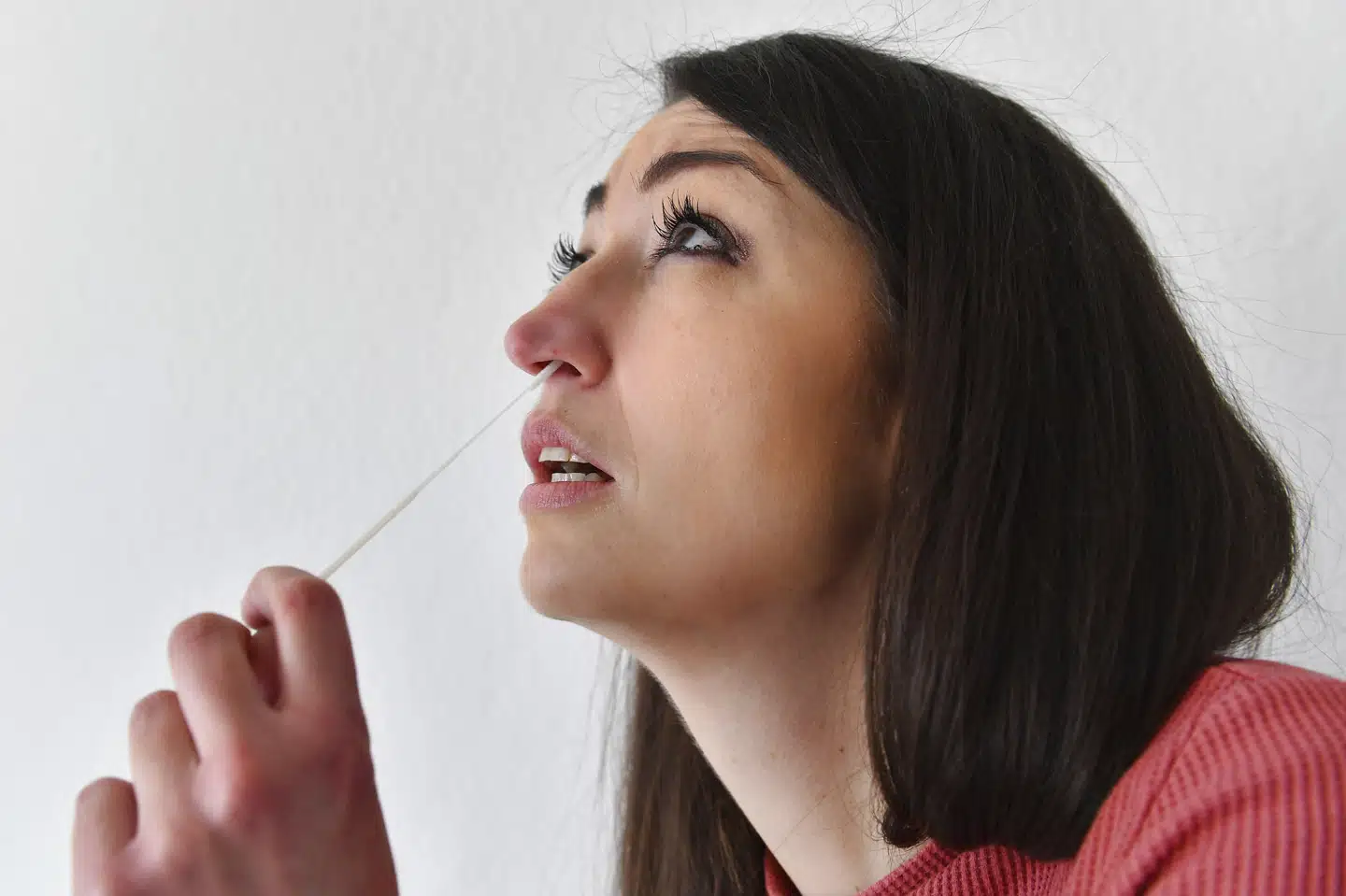 Selvtest for corona har ikke været en central af den danske teststrategi, men nu bliver de tager i brug for ansatte på plejehjem og i ældreplejen. (Arkivfoto) Frank Hoermann / Sven Simon/Ritzau Scanpix