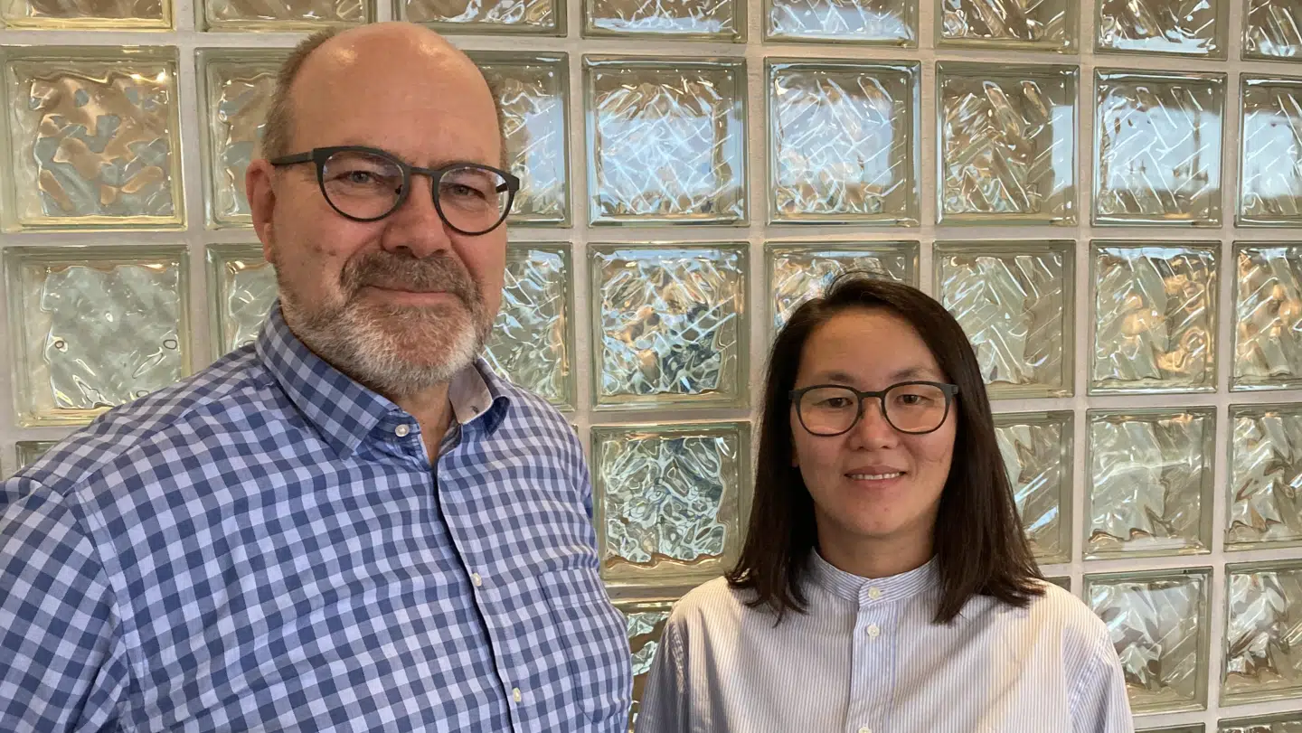 Olaf Brønden Poulsen (t.v.) og Eva Langhoff (t.h.) har begget travlt med at få hver deres afdeling i virksomheden til at håndtere den globale varemangel bedst mulig. Foto: Jeppe Kanstrup