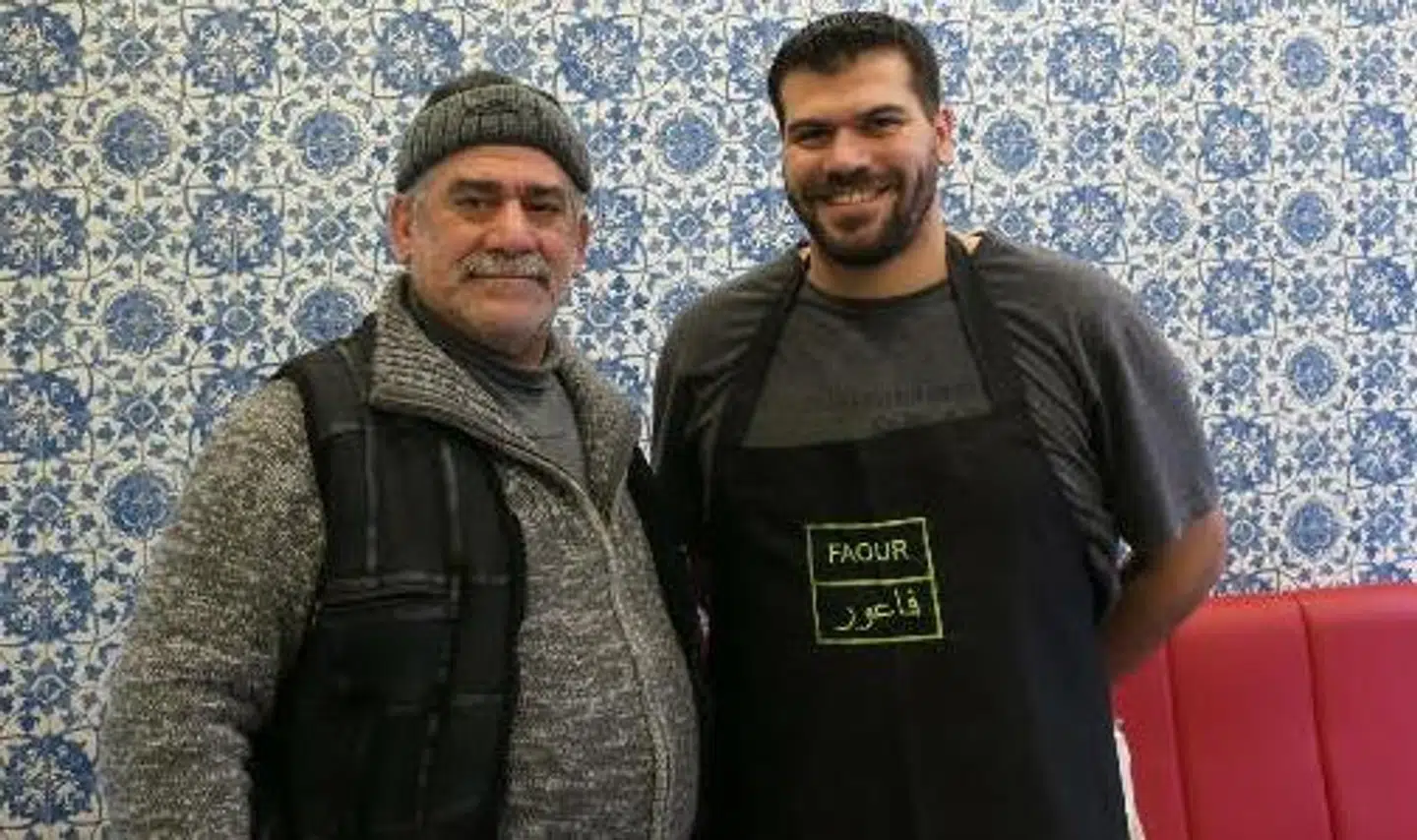 Mustafas far kommer jævntligt forbi i butikken og blander sig. Krydderiblandingen til falaflerne er stadig hans område.