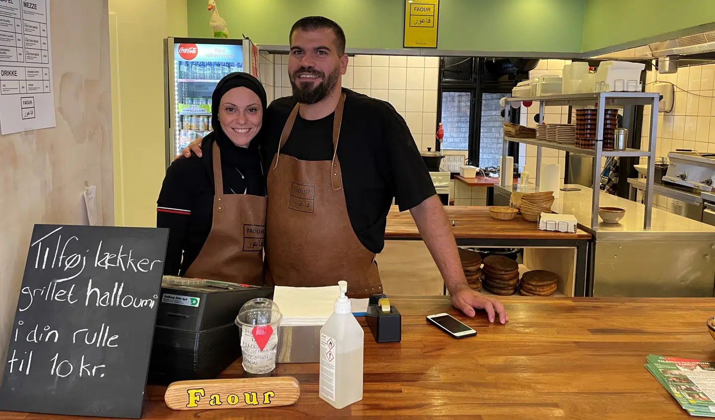 Mustafas kone, Zena Azzam, arbejder også i ny og næ i butikken i Klostergade. Sammen har de tre børn på tolv, syv og seks år.