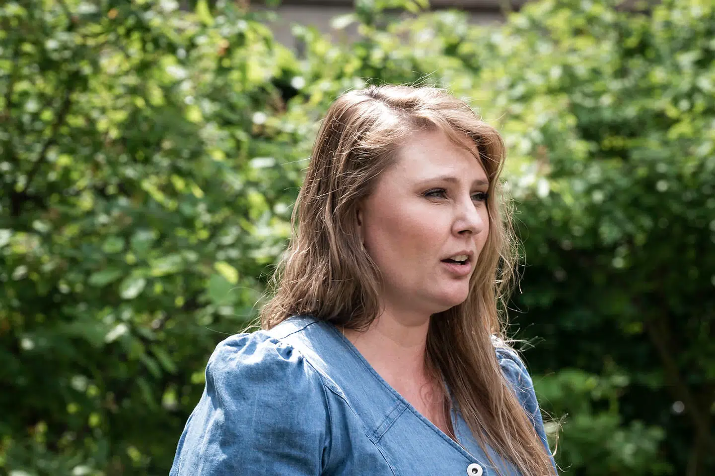 Charlotte Broman Mølbæk (SF) taler under doorstep. Erhvervsminister Simon Kollerup, kulturminister Joy Mogensen, social- og ældreminister Astrid Krag samt aftalepartierne holder doorstep om sommer- og erhvervspakken i København fredag den 4. juni 2021.. (Foto: Emil Helms/Ritzau Scanpix)
