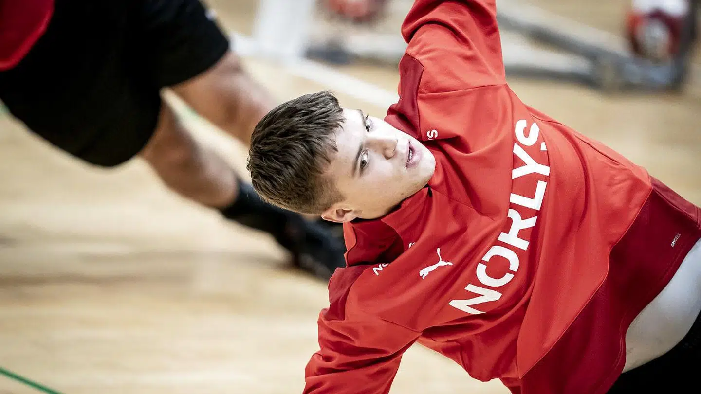 23-årige Emil Jakobsen er fløjspiller og for nyligt blev han udtaget af Nikolaj Jacobsen til herrelandsholdets Golden Leauge-trup. En beslutning, som håndboldekspert Joachim Boldsen kritiserede i skarpe vendinger.