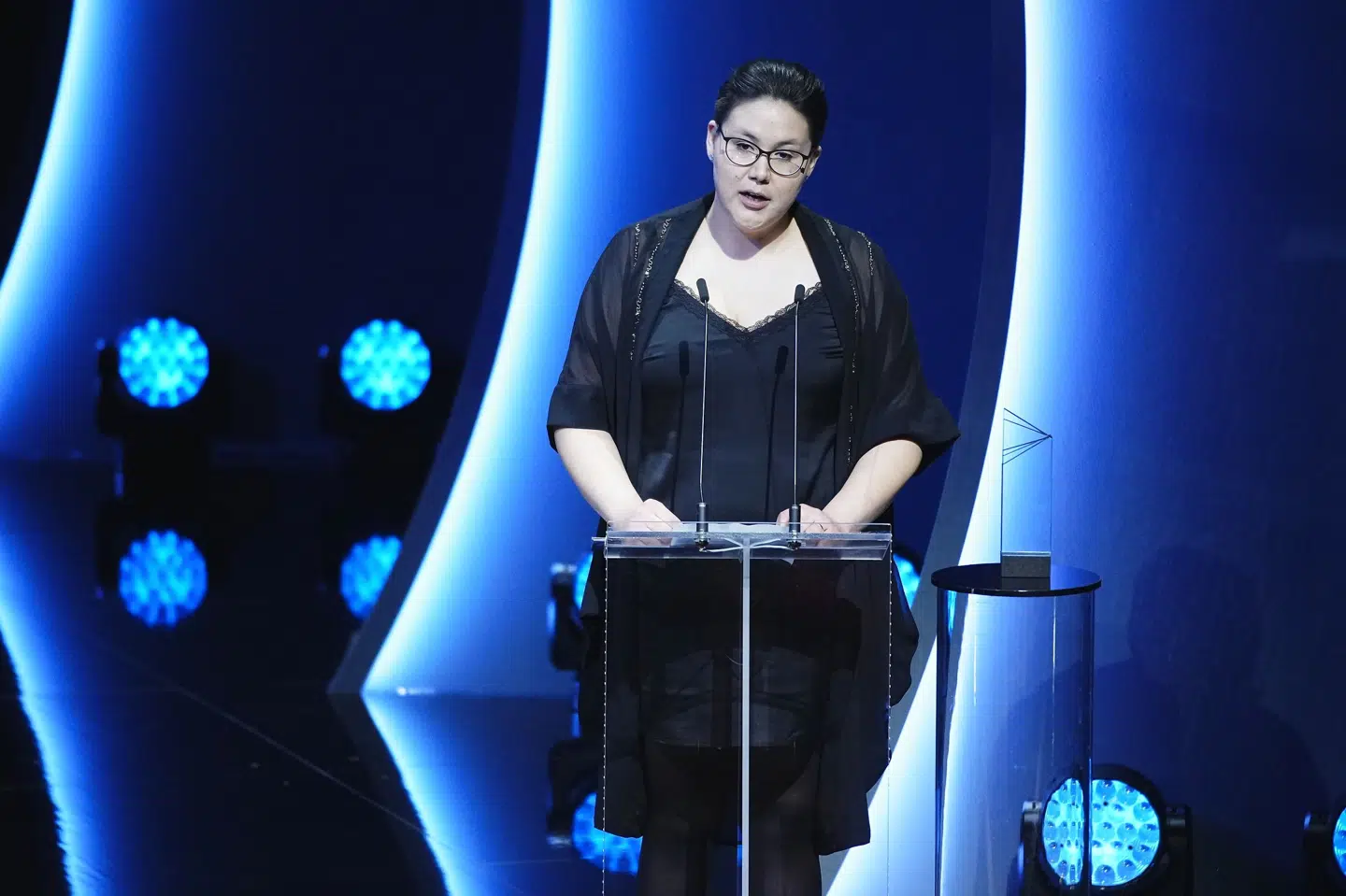 Det er en smuk, men også smerteligt rå fortælling, som Niviaq Korneliussen skaber med sin roman om selvmord blandt grønlandske unge. Tirsdag aften har den grønlandske forfatter modtaget Nordisk Råds Litteraturpris. Martin Sylvest/Ritzau Scanpix