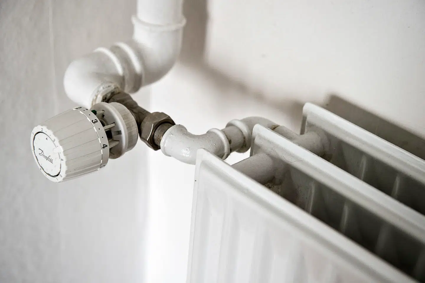 Brug en hårtørrer til at fjerne støv bag radiatoren.