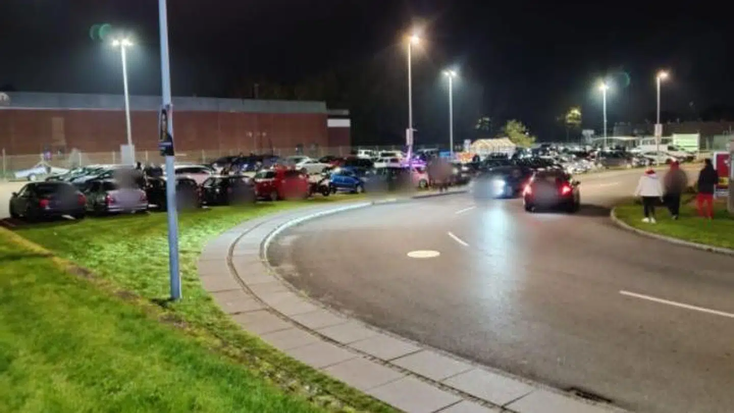 På et tidspunkt var der over op mod 500 biler samlet ved Biltema i Odense. Foto: Presse-fotos.dk.