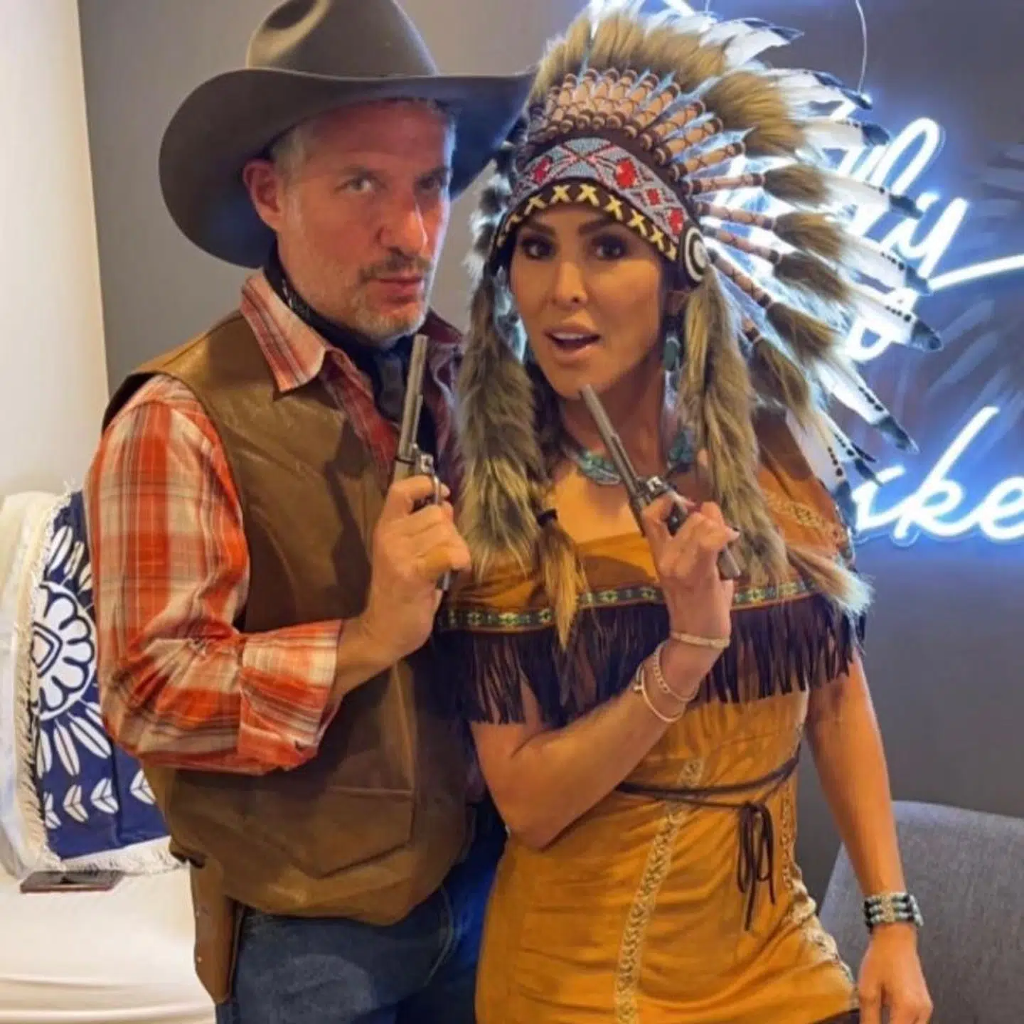 Rick Leventhal og hans kone Kelly Leventhal klædte sig ud som cowboy og indianer til halloween. Det mødte stor modstand, fordi den tidligere Fox News-korrespondent jokede med, han var Alec Baldwin, og også fordi han påstod, at Kelly havde indianerblod i årene.