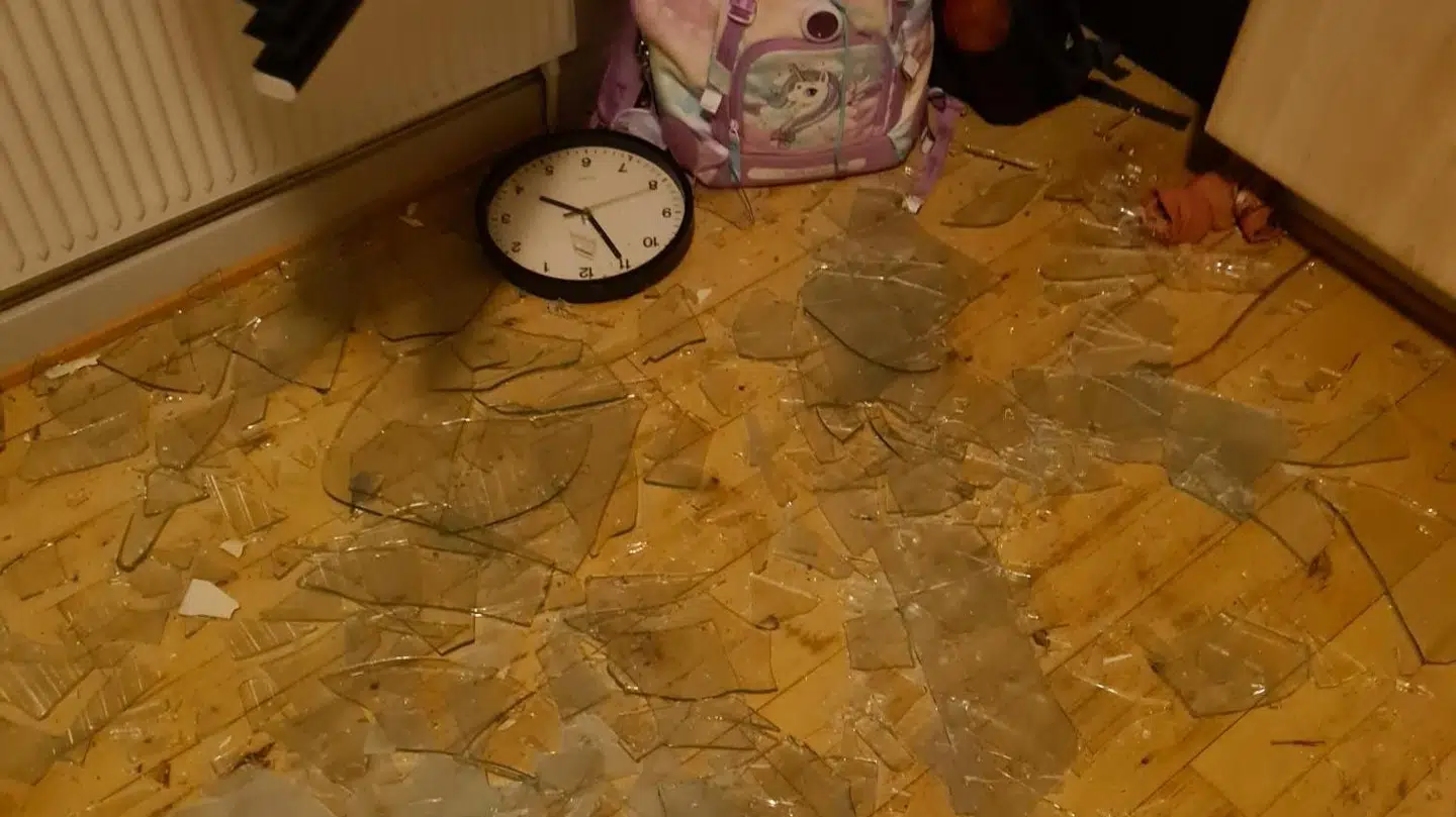 Et kanonslag sprang familiens soveværelsesvindue i tusind stykker.