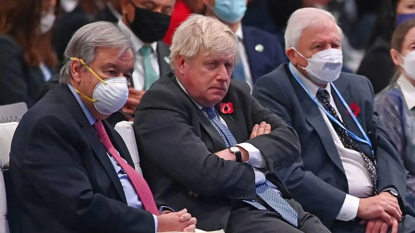 Her ses en lettere træt Boris Johnson siddende ved siden af blandt andet tv-vært og naturhistorikeren David Attenborough.