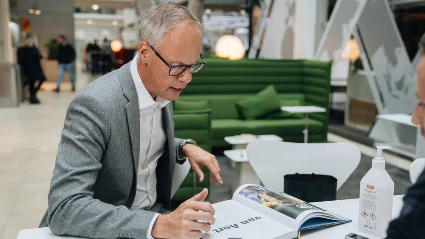 Dennis Ritter sidder her og læser en passage op af afsnittet om Wout van Aert i 'Verdens 100 bedste cykelryttere 2021.' Passagen er skrevet af Chris Anker Sørensen.