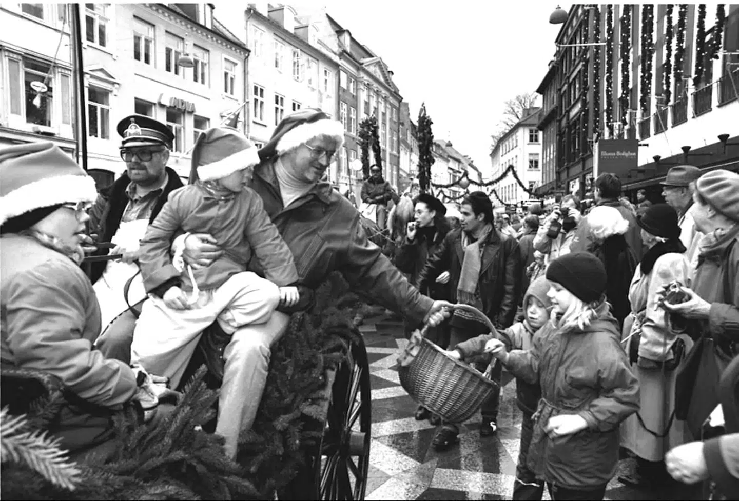 Med datteren på skødet delte Jens Kramer Mikkelsen julegodter ud i Indre By i 1995.
