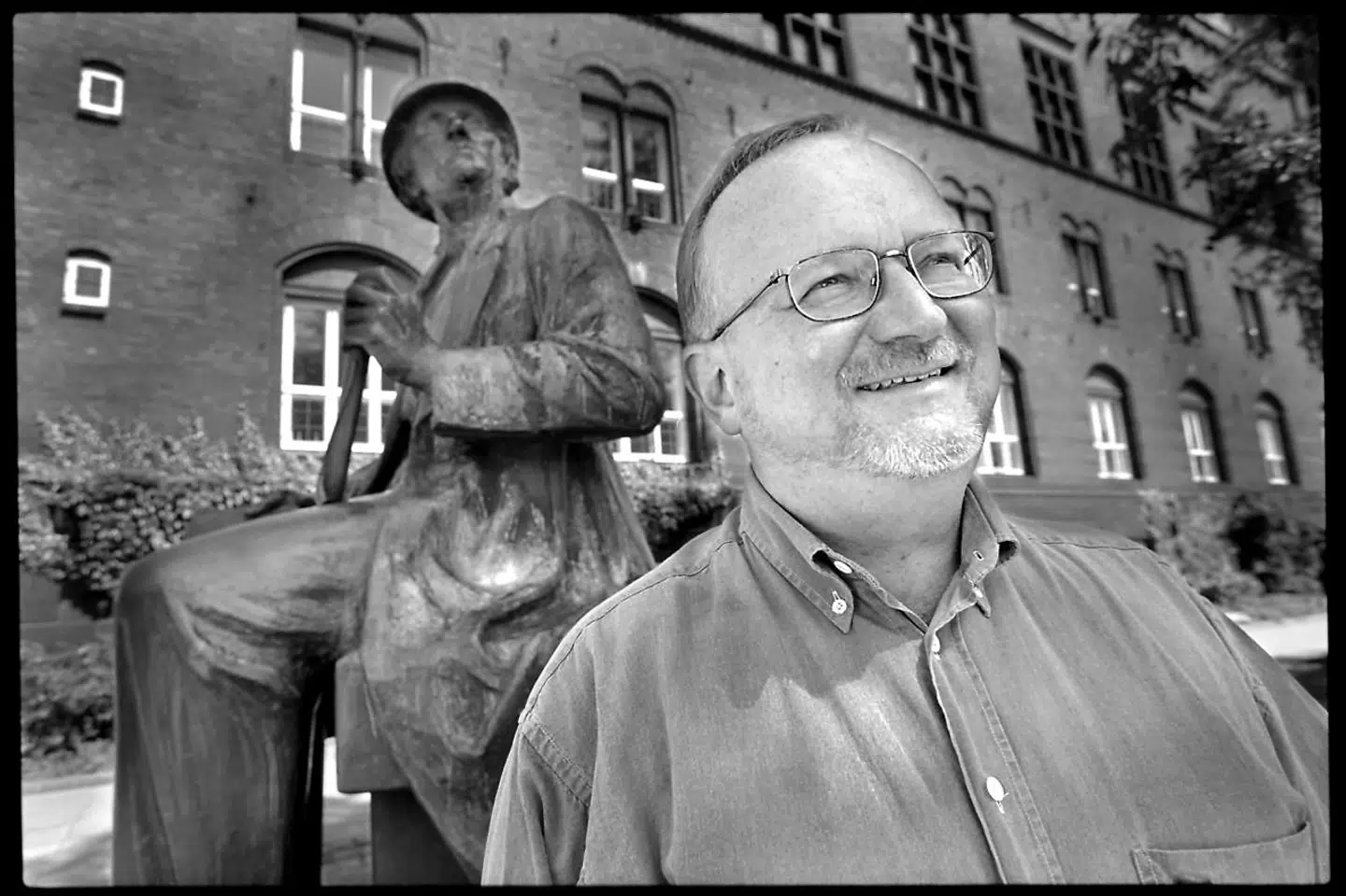 Jens Kramer Mikkelsen fotograferet i 1998 foran det rådhus, der i mange år var hans andet hjem.