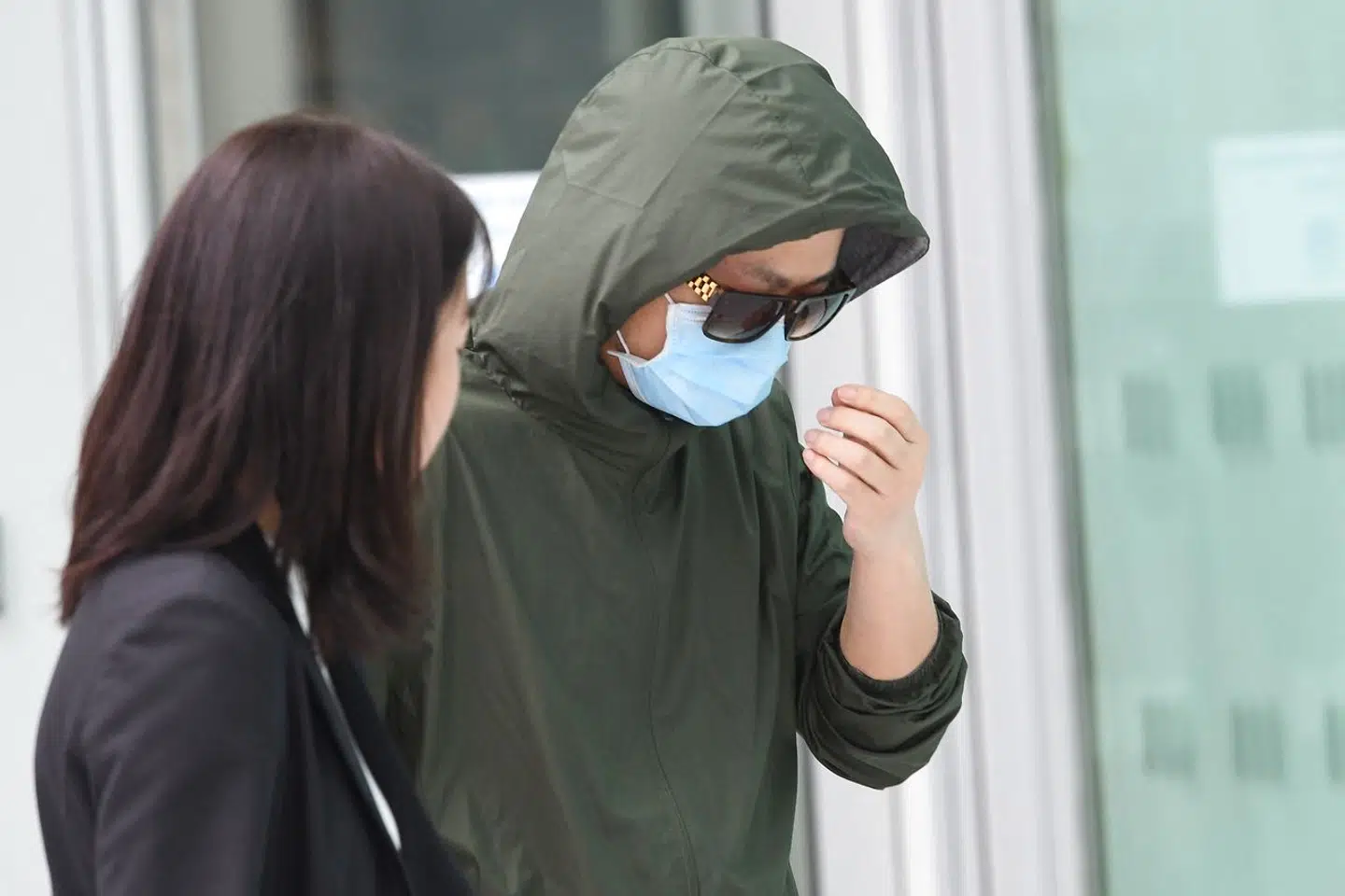 Hu Jun er kineser fra Wuhan, og han forlader her retten i Singapore. Han og hans kone har ikke måttet rejse hjem, siden han kom til landet i december 2019.