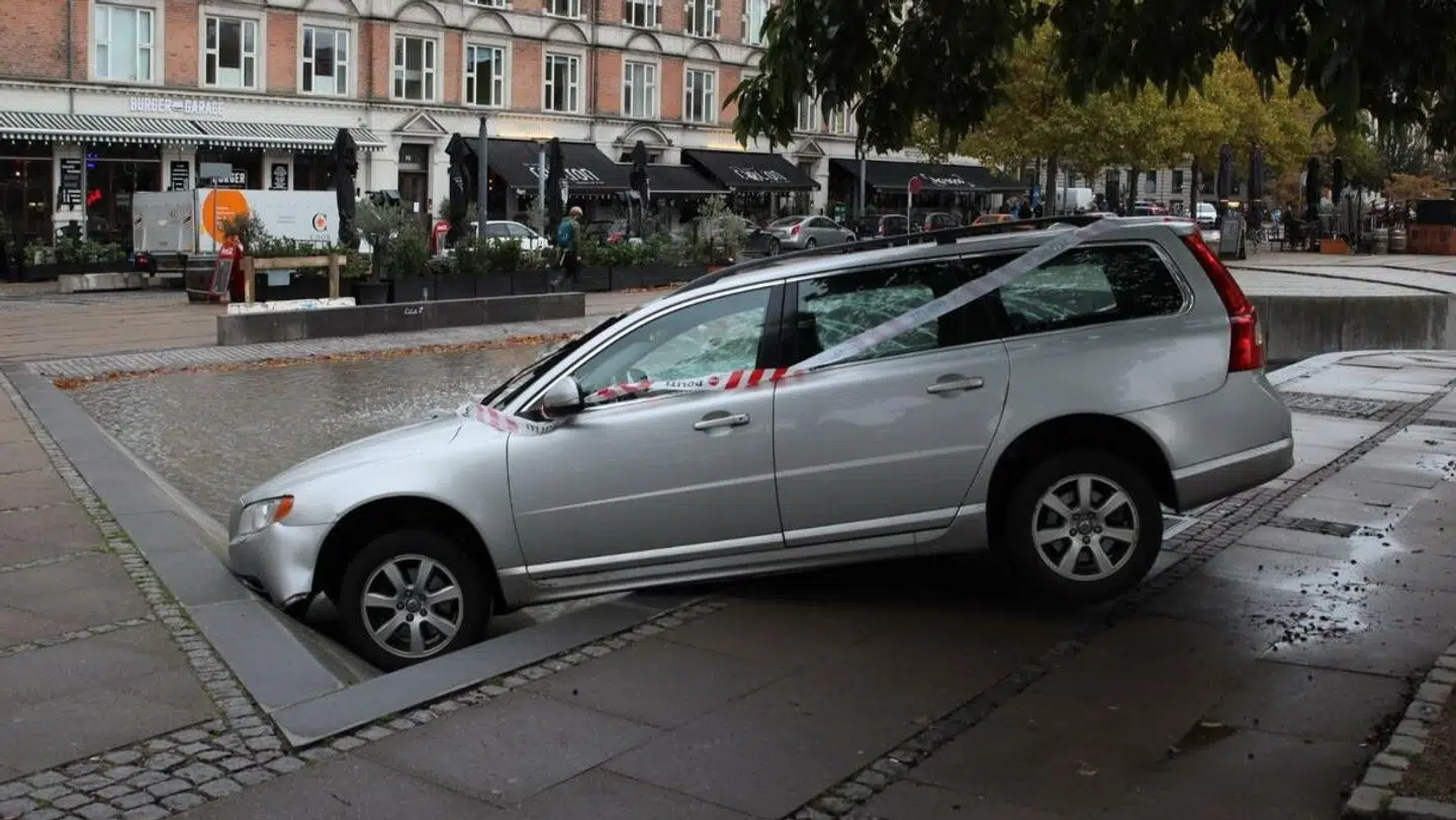 Svensk bilist i skørt biluheld med sin Volvo på Vesterbro midt i København den 22. oktober 2021. Det kan man da vist kalde for en ureglementeret parkering.