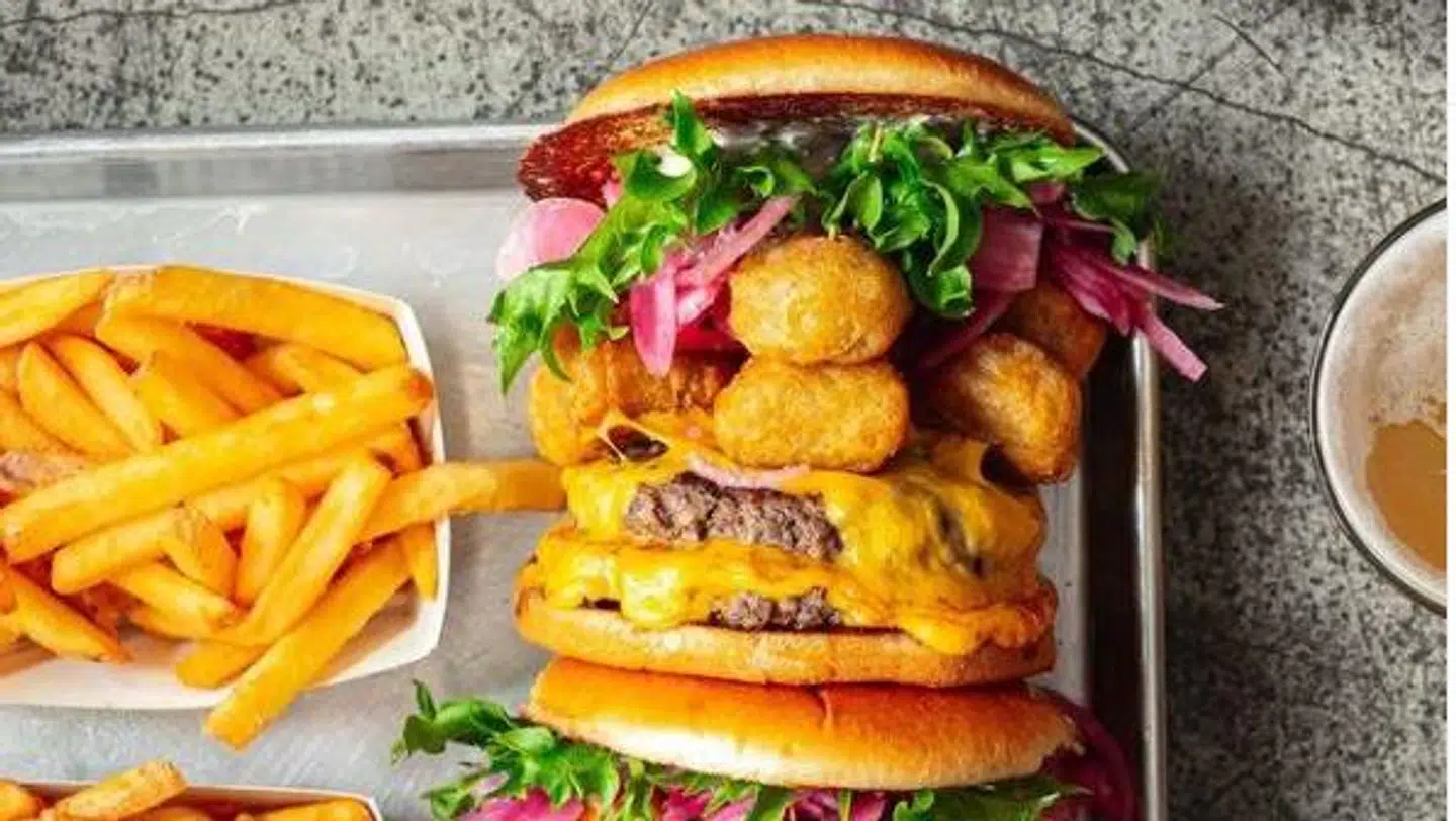 Burger og fritter fra Grillen Burger.