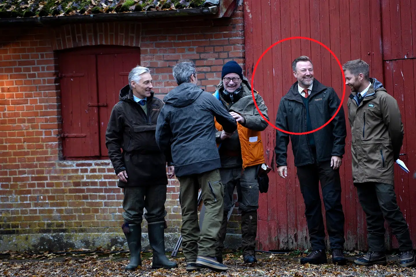 Her ses Kronprinsen hilse på flere gæster under Kongejagten. Markeret med rød ring er bestyrelsesformand i Jysk og Lars Larsens søn, Jacob Brunsborg