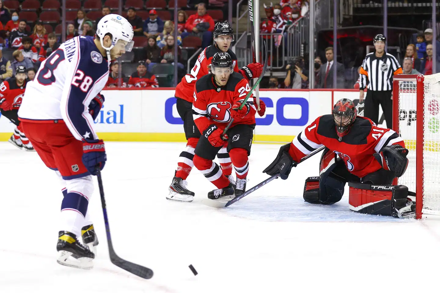 Oliver Bjorkstrand udlignede til 1-1 for Columbus Blue Jackets i kampen mod New Jersey Devils. Her fyrer danskeren et skud af mod Devils-målmand Scott Wedgewood. Ed Mulholland/Ritzau Scanpix