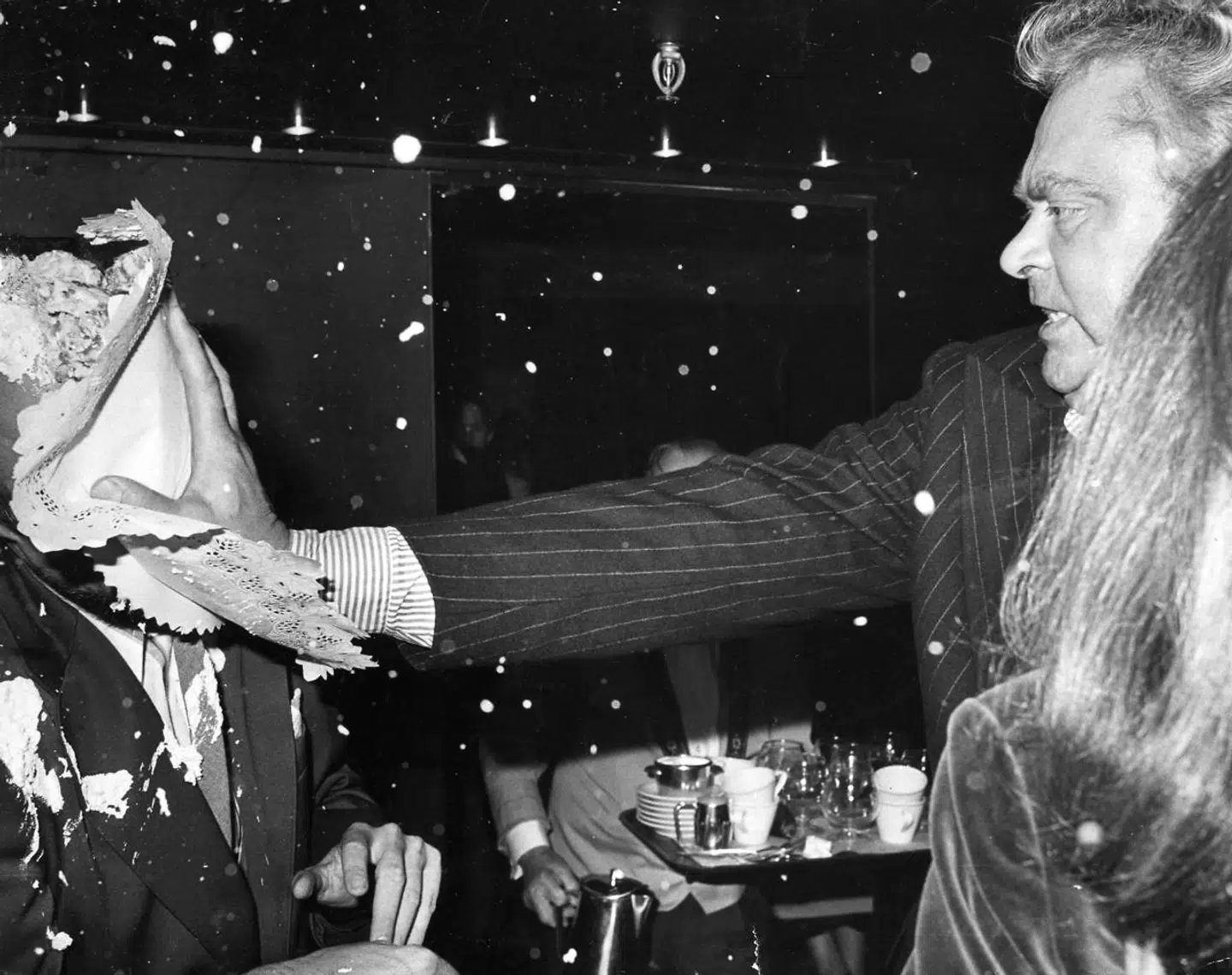 Det famøse øjeblik, hvor Dirch Passer smed en lagkage i hovedet på Se og Hør- journalisten.