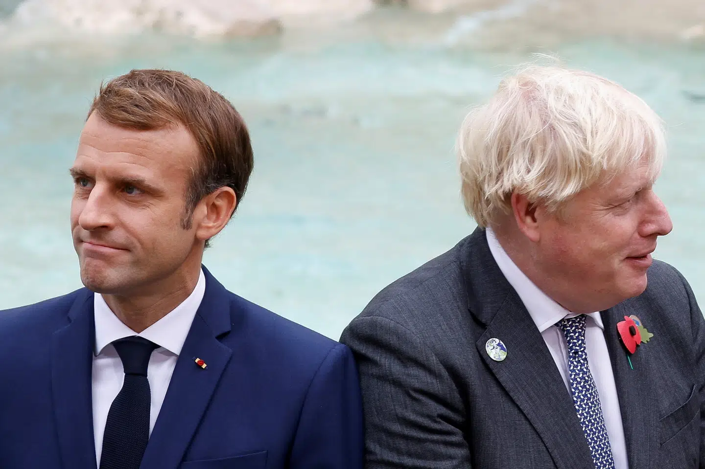 Johnson og Macron sidder her ved siden af hinanden ved Trevifontænen i Rom under G20-topmøde 31. oktober. Guglielmo Mangiapane/Reuters
