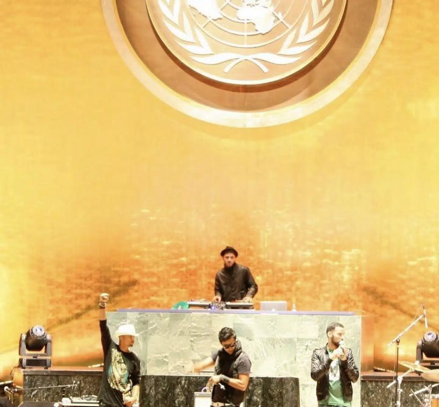 Her optræder Lawand Othman sammen med Outlandish i FN-bygningen i New York.